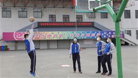 學生戴口罩上體育課猝死 中國多地緊急叫停溫州、鄲城、長沙上月相繼發生中學生戴口罩跑步猝死事件後，中國多地官方近日發出緊急通知，要求師生上戶外體育課保持安全距離，一律不戴口罩。圖為4月7日，黑龍江一所高中復學後，學生戴口罩打籃球。（中新社提供）中央社　109年5月8日