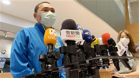 侯友宜：不贊成酒店解封  中職是特例新北市長侯友宜（左）8日受訪，針對酒店舞廳解封表示不贊成，並認為中華職棒解封讓觀眾進場，「是特例不是慣例」，希望防疫做到位，這樣的開放才有意義。中央社記者葉臻攝　109年5月8日