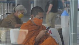 捐款減少 疫情衝擊泰國寺廟僧侶武漢肺炎衝擊泰國各行各業，依靠民眾樂捐和奉獻的寺廟和僧侶也不能倖免。根據泰國官方統計，全泰國大約有4萬間寺廟、30萬名僧侶受到影響。中央社記者呂欣憓曼谷攝  109年5月8日