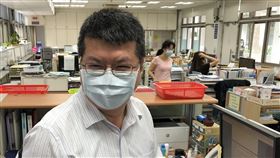 台大個人申請放榜台灣大學109學年度個人申請入學第二階段8日放榜，教務處註冊組主任李宏森（前）表示，今年共正取1609人、備取1185人次。中央社記者陳至中台北攝　109年5月8日