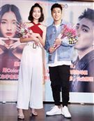 婁峻碩.陳忻玥出席愛心公益。（記者邱榮吉/攝影）