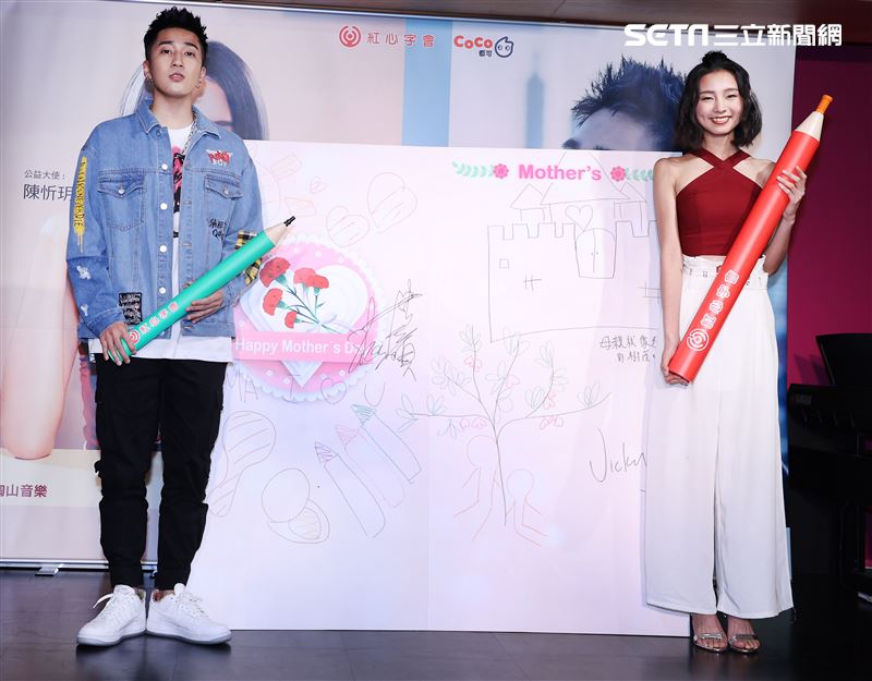 婁峻碩.陳忻玥出席愛心公益。（記者邱榮吉/攝影）