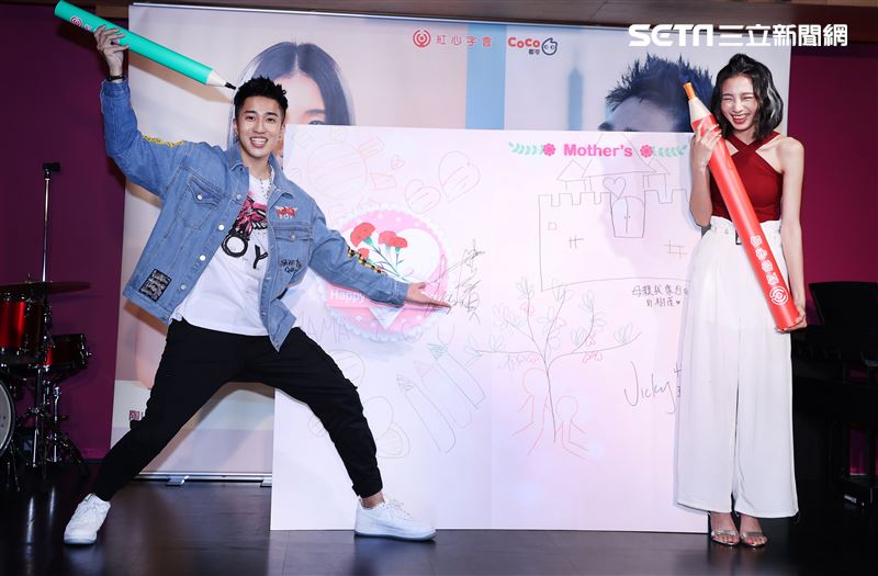 婁峻碩.陳忻玥出席愛心公益。（記者邱榮吉/攝影）