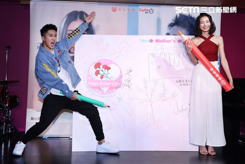 婁峻碩.陳忻玥出席愛心公益。（記者邱榮吉/攝影）