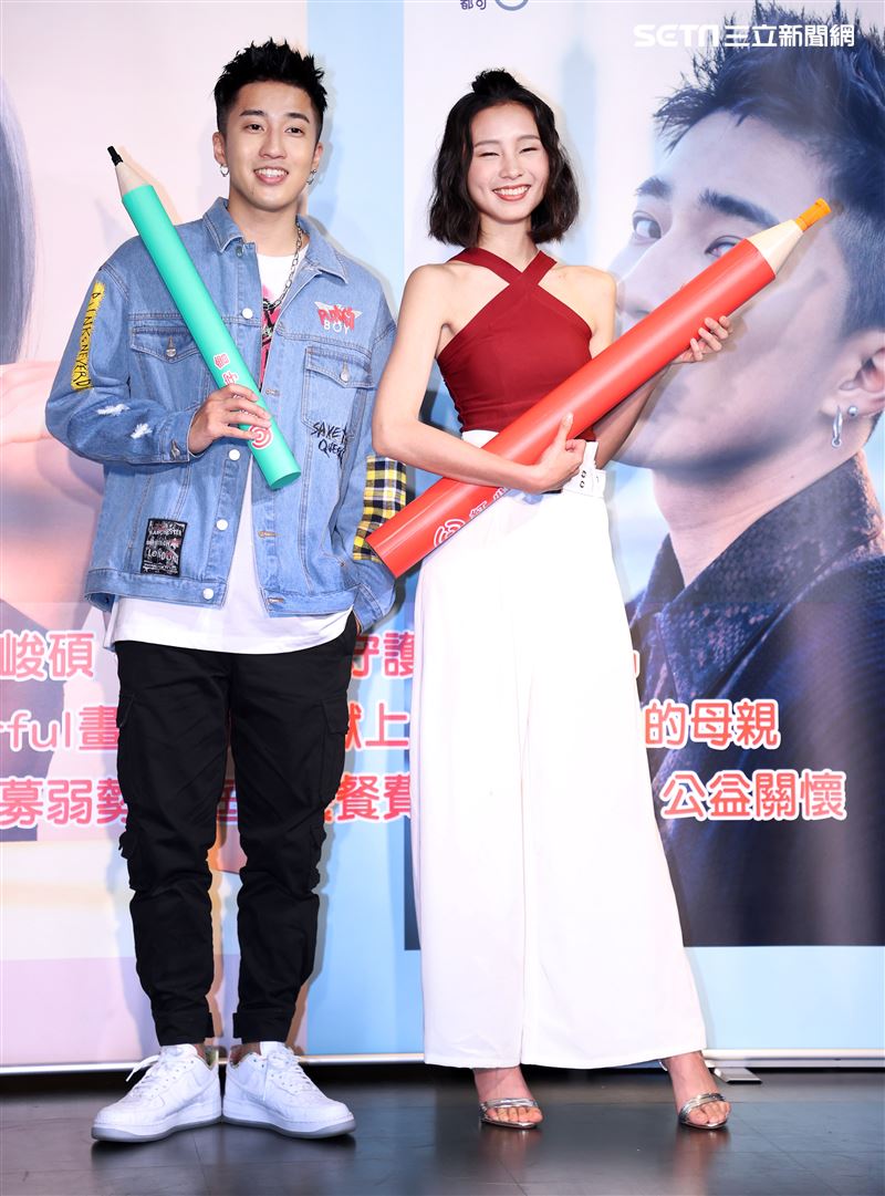 婁峻碩.陳忻玥出席愛心公益。（記者邱榮吉/攝影）