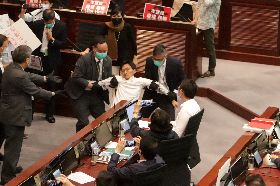 香港泛民議員朱凱迪被拖走