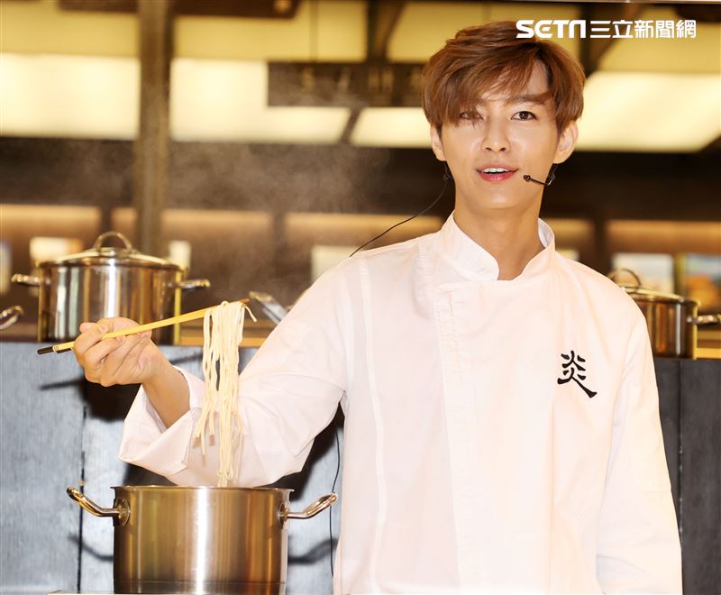 炎亞綸跨足餐飲圈當總裁，推出自己「特調」口味的乾拌麵。（記者邱榮吉/攝影）