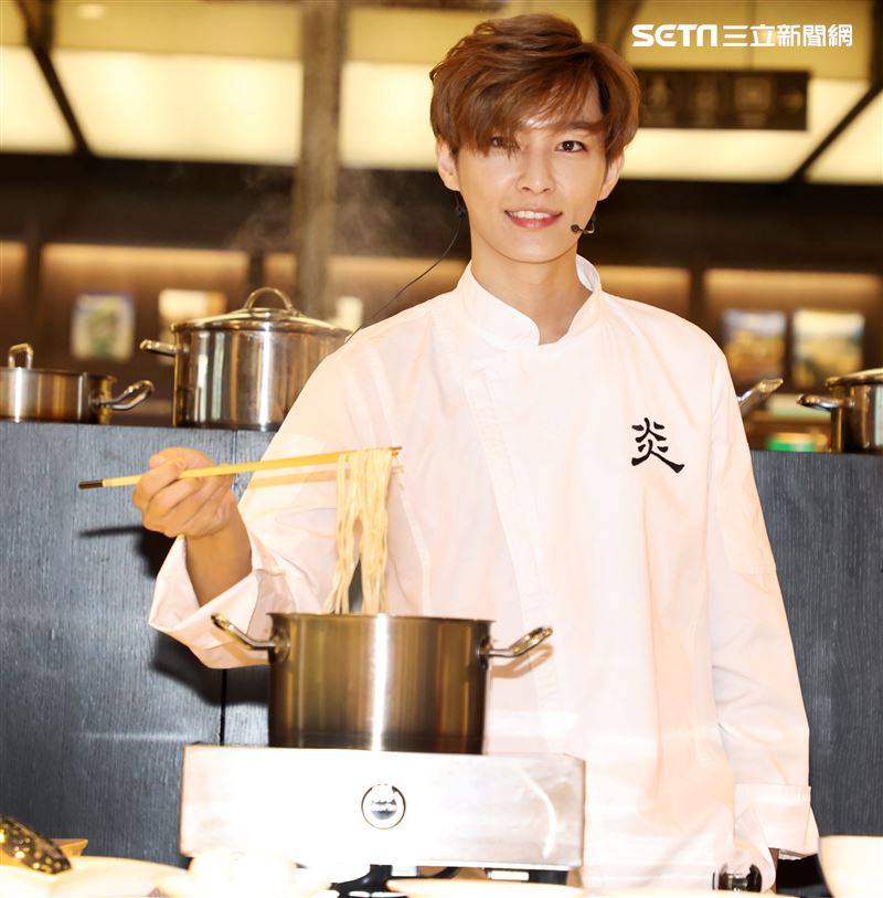 炎亞綸跨足餐飲圈當總裁，推出自己「特調」口味的乾拌麵。（記者邱榮吉/攝影）