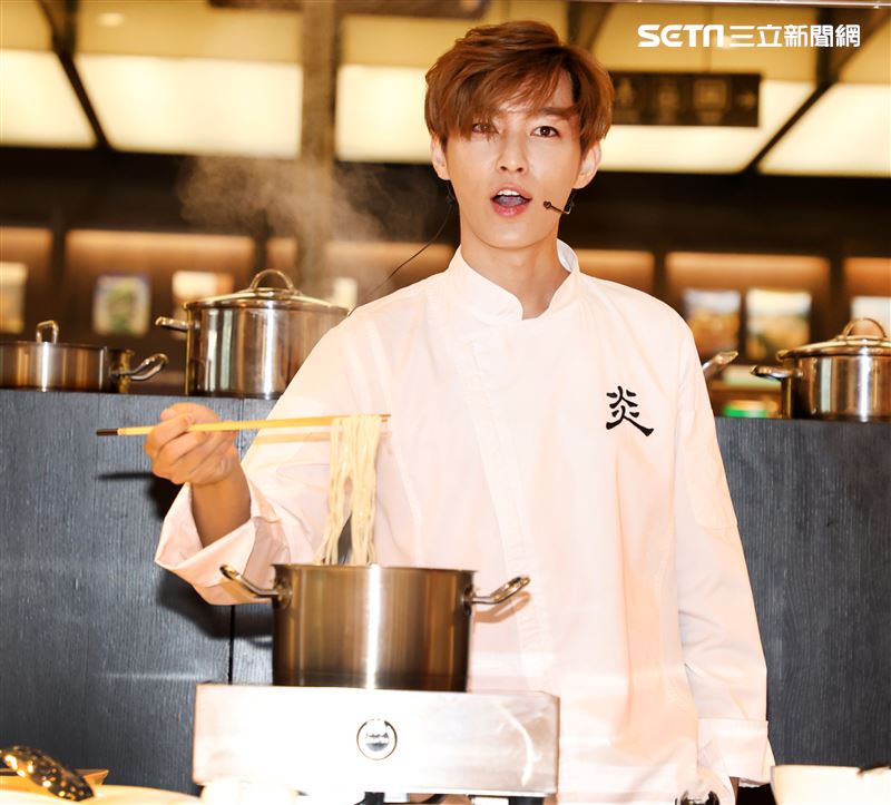 炎亞綸跨足餐飲圈當總裁，推出自己「特調」口味的乾拌麵。（記者邱榮吉/攝影）