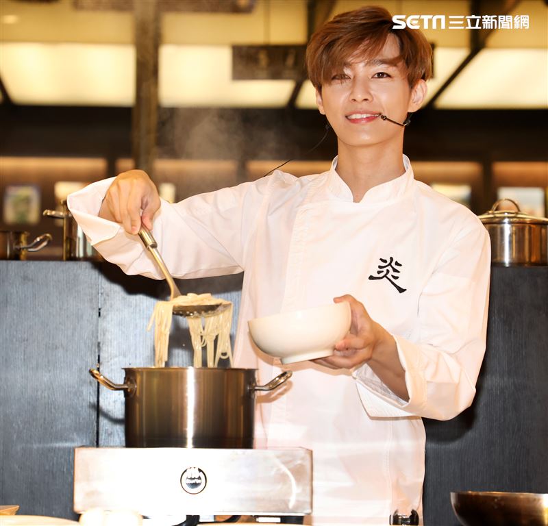 炎亞綸跨足餐飲圈當總裁，推出自己「特調」口味的乾拌麵。（記者邱榮吉/攝影）