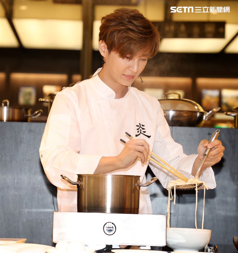 炎亞綸跨足餐飲圈當總裁，推出自己「特調」口味的乾拌麵。（記者邱榮吉/攝影）