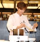 炎亞綸跨足餐飲圈當總裁，推出自己「特調」口味的乾拌麵。（記者邱榮吉/攝影）