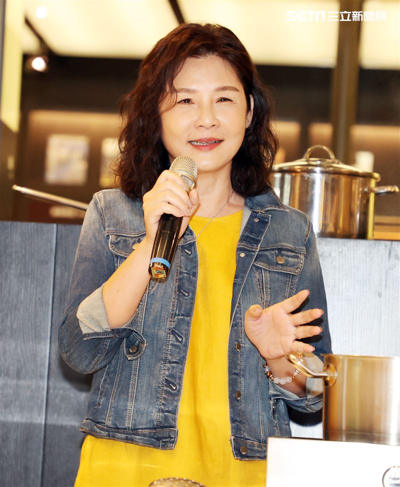 炎亞綸跨足餐飲圈推出自己「特調」口味的乾拌麵，媽媽首次站台。（記者邱榮吉/攝影）