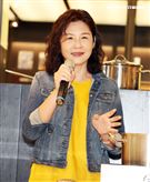 炎亞綸跨足餐飲圈推出自己「特調」口味的乾拌麵，媽媽首次站台。（記者邱榮吉/攝影）