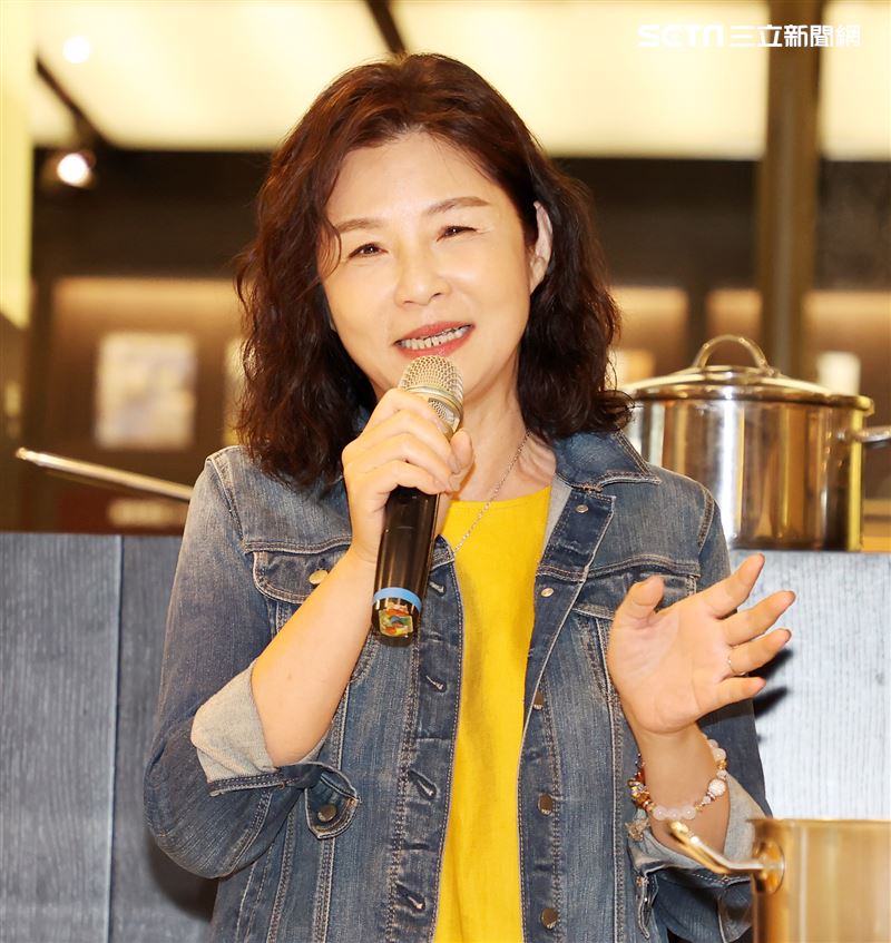 炎亞綸跨足餐飲圈推出自己「特調」口味的乾拌麵，媽媽首次站台。（記者邱榮吉/攝影）