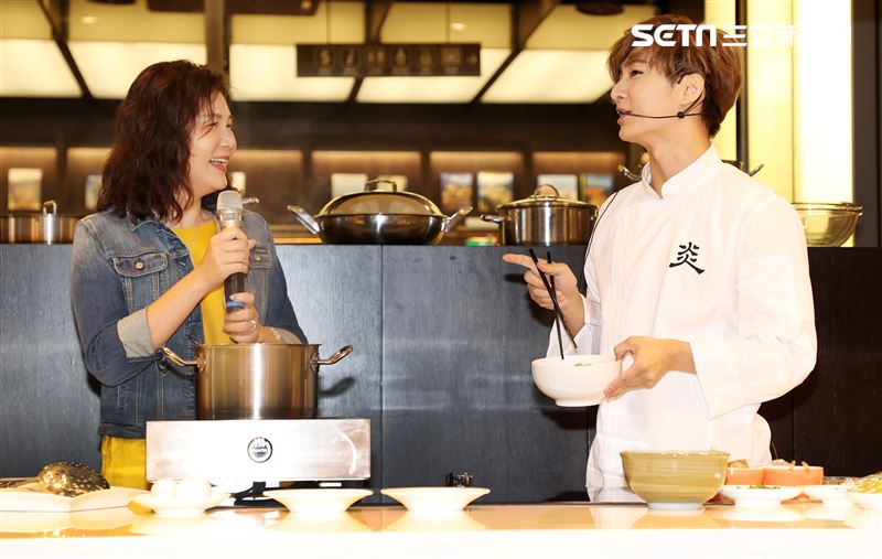 炎亞綸跨足餐飲圈推出自己「特調」口味的乾拌麵，媽媽首次站台。（記者邱榮吉/攝影）