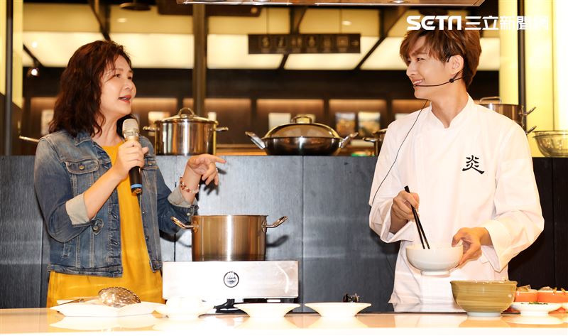 炎亞綸跨足餐飲圈推出自己「特調」口味的乾拌麵，媽媽首次站台。（記者邱榮吉/攝影）