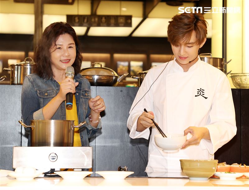 炎亞綸跨足餐飲圈推出自己「特調」口味的乾拌麵，媽媽首次站台。（記者邱榮吉/攝影）