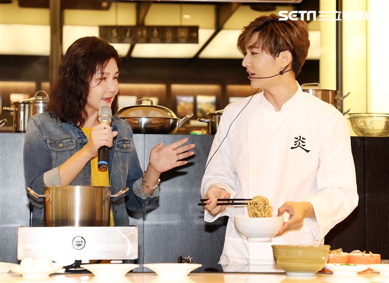 炎亞綸跨足餐飲圈推出自己「特調」口味的乾拌麵，媽媽首次站台。（記者邱榮吉/攝影）