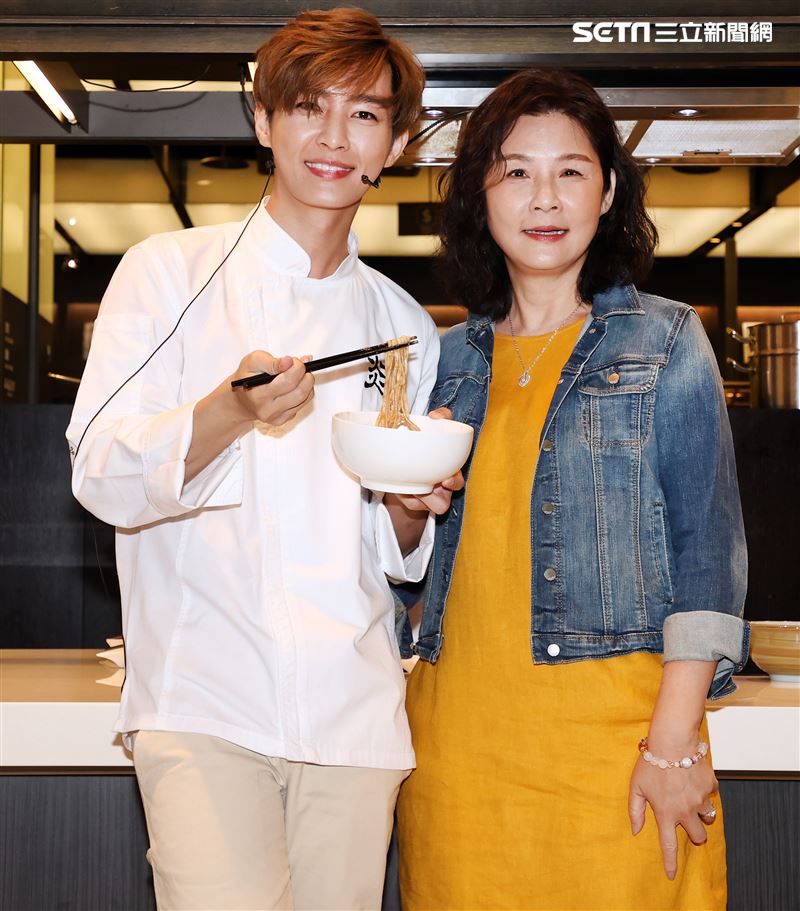 炎亞綸跨足餐飲圈推出自己「特調」口味的乾拌麵，媽媽首次站台。（記者邱榮吉/攝影）