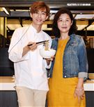 炎亞綸跨足餐飲圈推出自己「特調」口味的乾拌麵，媽媽首次站台。（記者邱榮吉/攝影）