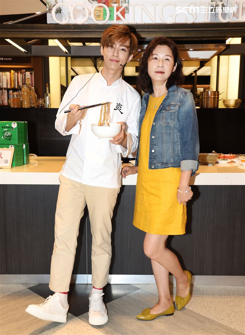 炎亞綸跨足餐飲圈推出自己「特調」口味的乾拌麵，媽媽首次站台。（記者邱榮吉/攝影）