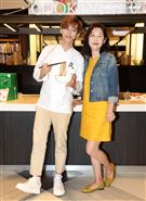 炎亞綸跨足餐飲圈推出自己「特調」口味的乾拌麵，媽媽首次站台。（記者邱榮吉/攝影）