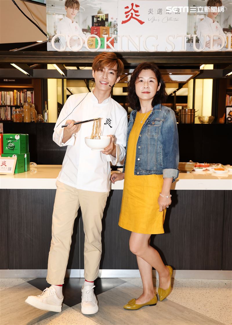 炎亞綸跨足餐飲圈推出自己「特調」口味的乾拌麵，媽媽首次站台。（記者邱榮吉/攝影）