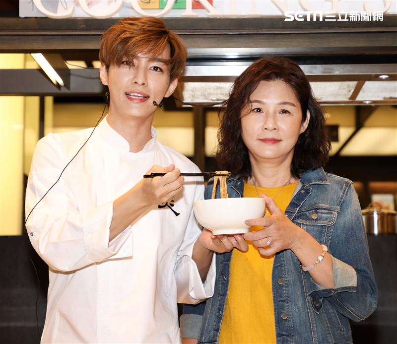 炎亞綸跨足餐飲圈推出自己「特調」口味的乾拌麵，媽媽首次站台。（記者邱榮吉/攝影）
