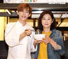 炎亞綸跨足餐飲圈推出自己「特調」口味的乾拌麵，媽媽首次站台。（記者邱榮吉/攝影）