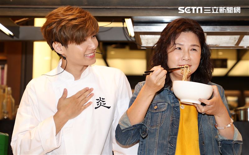 炎亞綸跨足餐飲圈推出自己「特調」口味的乾拌麵，媽媽首次站台。（記者邱榮吉/攝影）