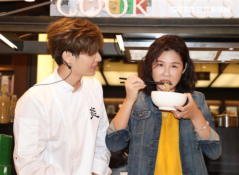 炎亞綸跨足餐飲圈推出自己「特調」口味的乾拌麵，媽媽首次站台。（記者邱榮吉/攝影）