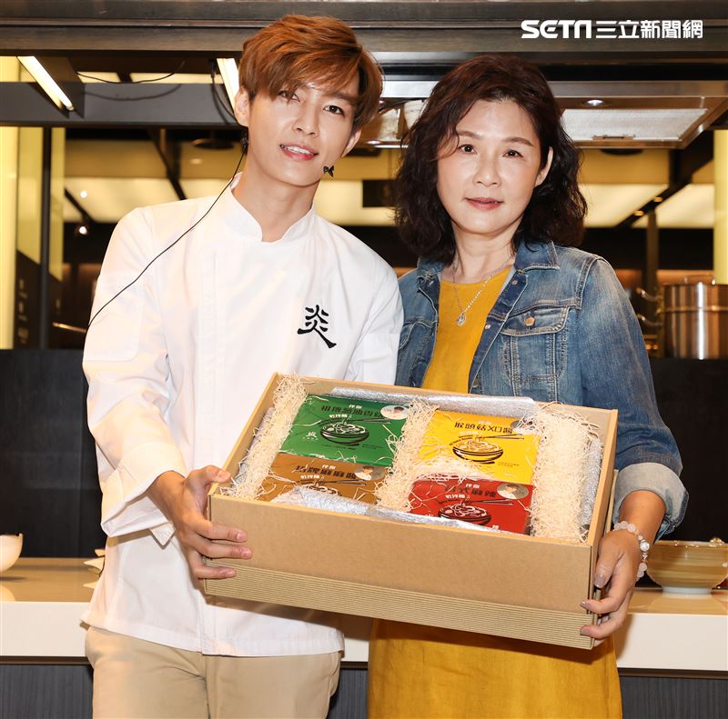 炎亞綸跨足餐飲圈推出自己「特調」口味的乾拌麵，媽媽首次站台。（記者邱榮吉/攝影）