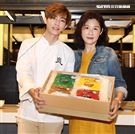 炎亞綸跨足餐飲圈推出自己「特調」口味的乾拌麵，媽媽首次站台。（記者邱榮吉/攝影）