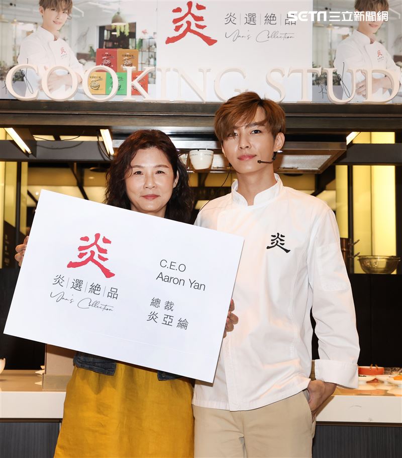 炎亞綸跨足餐飲圈推出自己「特調」口味的乾拌麵，媽媽首次站台。（記者邱榮吉/攝影）