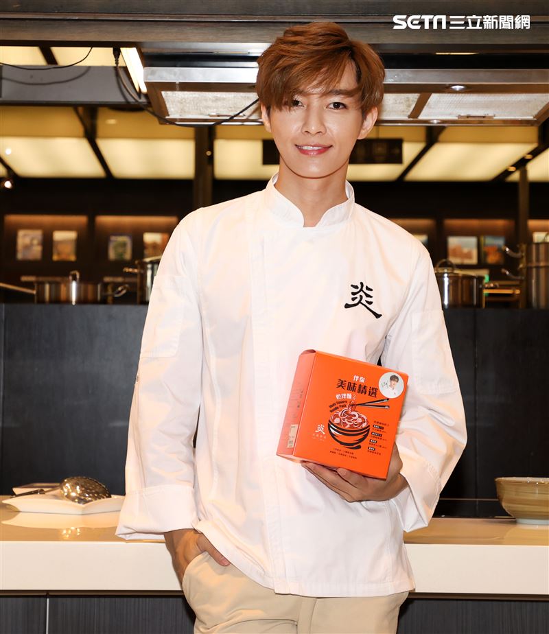 炎亞綸跨足餐飲圈當總裁，推出自己「特調」口味的乾拌麵。（記者邱榮吉/攝影）