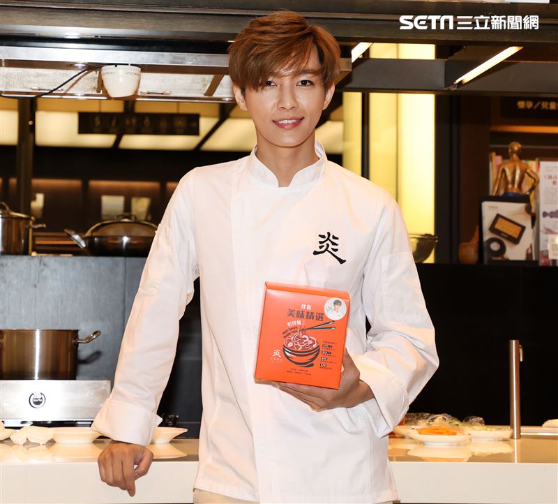 炎亞綸跨足餐飲圈當總裁，推出自己「特調」口味的乾拌麵。（記者邱榮吉/攝影）