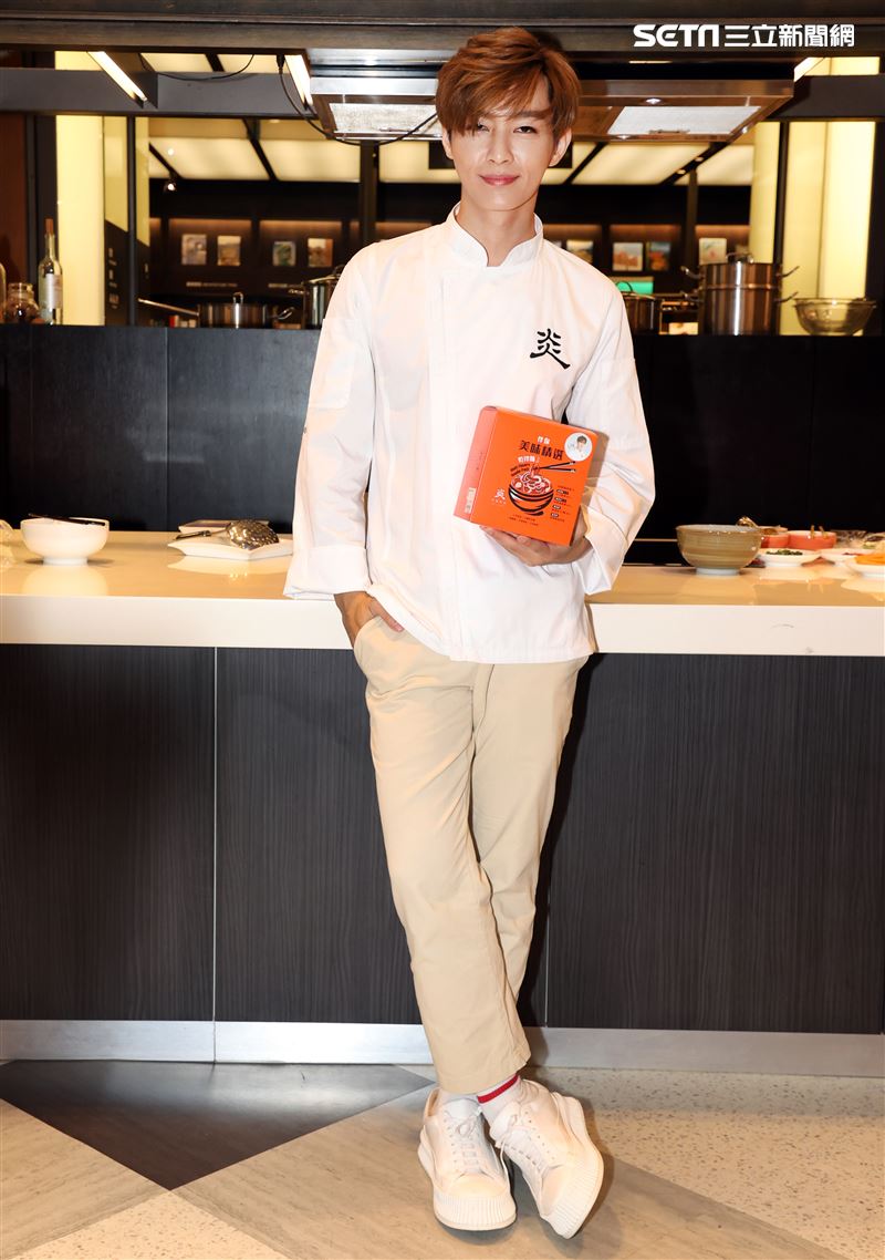 炎亞綸跨足餐飲圈當總裁，推出自己「特調」口味的乾拌麵。（記者邱榮吉/攝影）