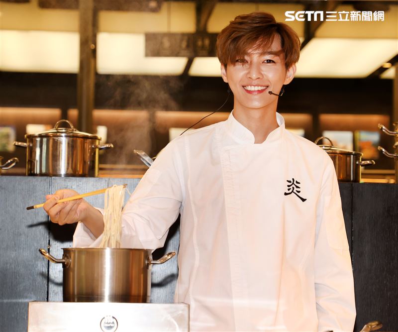 炎亞綸跨足餐飲圈當總裁，推出自己「特調」口味的乾拌麵。（記者邱榮吉/攝影）