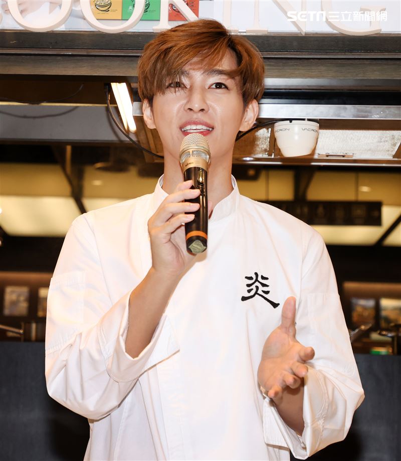 炎亞綸跨足餐飲圈當總裁，推出自己「特調」口味的乾拌麵。（記者邱榮吉/攝影）