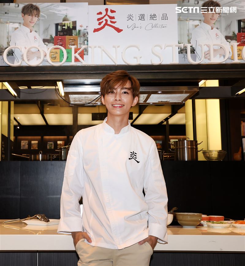 炎亞綸跨足餐飲圈當總裁，推出自己「特調」口味的乾拌麵。（記者邱榮吉/攝影）