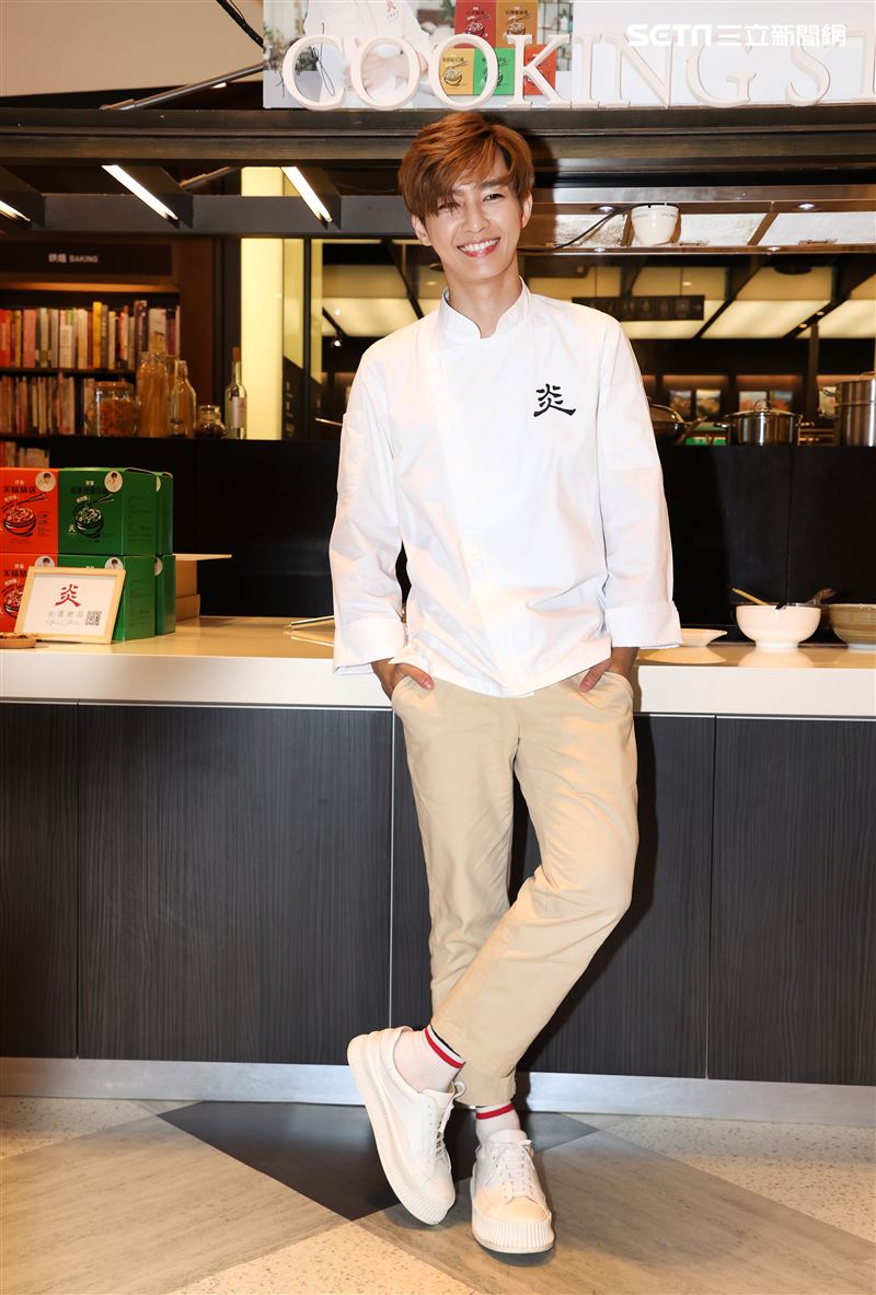 炎亞綸跨足餐飲圈當總裁，推出自己「特調」口味的乾拌麵。（記者邱榮吉/攝影）
