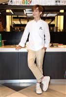 炎亞綸跨足餐飲圈當總裁，推出自己「特調」口味的乾拌麵。（記者邱榮吉/攝影）