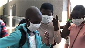 武漢肺炎疫情延燒　家扶助非洲孩童防疫（2）武漢肺炎疫情延燒全球，家扶基金會秉持著「在地性」及「適切性」的服務原則，協助生活在貧窮線下的家庭建立衛生防疫觀念。圖為史瓦帝尼孩童配戴口罩。（家扶基金會提供）中央社記者吳欣紜傳真　109年4月11日