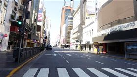 阿根廷全國隔離 首都盜竊案少9成阿根廷政府實施全國大封城防疫，首都布宜諾斯艾利斯街頭行人車輛比往常銳減，街道空蕩蕩，人口流動量少，加上大批警力在街上盤查，治安也跟著變好，搶劫和盜竊案少9成。中央社記者汪碧治布宜諾斯艾利斯攝　109年3月29日