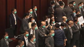香港泛民不滿建制議員李慧(王+京)主持會議香港立法會內委會8日首次由建制派議員李慧(王+京)（穿黃衣者）主持會議，泛民議員不滿並阻撓會議進行。圖為李慧(王+京)在大批保安守護下主持會議。中央社記者張謙香港攝　109年5月8日