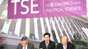 台北政經學院與清華大學簽約由寶佳機構創辦人林陳海捐款新台幣30億元設立的「台北政經學院（TSE）」，選定與清華大學合作，8日在台北舉辦簽約儀式，教育部長潘文忠（中）、清大校長賀陳弘（左）與催生台北政經學院的前促轉會主委黃煌雄（右）出席。中央社記者陳至中台北攝　109年5月8日