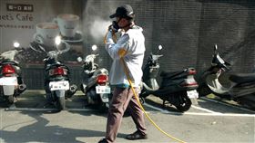 新北出現漢他病毒個案　市府派員加強消毒新北市出現1例漢他病毒出血熱個案，為三重區50餘歲女性，市府衛生局已針對該案住家、工作周邊進行捕鼠、滅鼠、防鼠及消毒等作業，並針對附近民眾加強衛教宣導。（新北市衛生局提供）　中央社記者葉臻傳真　109年5月8日