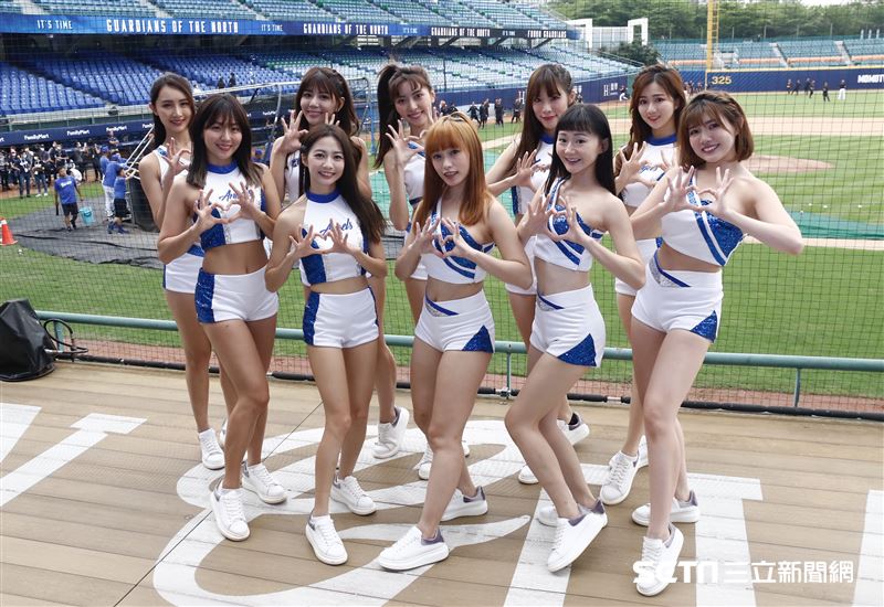 ▲中華職棒首場開放觀眾比賽，新莊球場富邦悍將啦啦隊法蘭奇。（圖／記者林聖凱攝影）