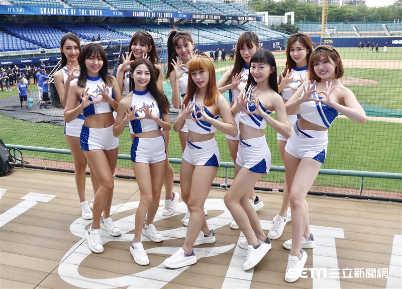 ▲中華職棒首場開放觀眾比賽，新莊球場富邦悍將啦啦隊法蘭奇。（圖／記者林聖凱攝影）